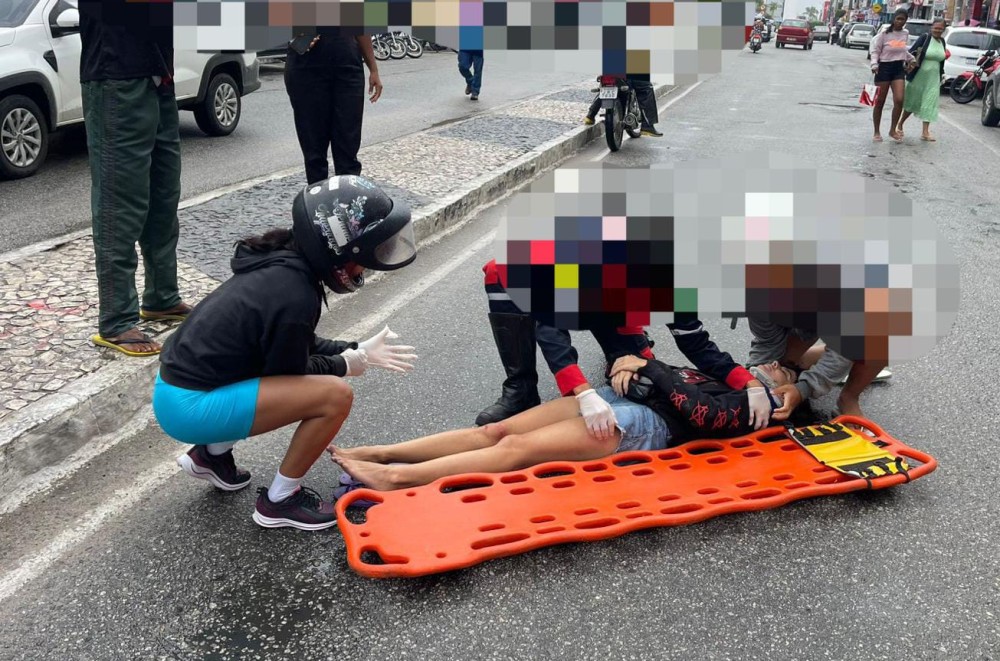 Motociclista e pedestre ficam feridos após atropelamento no centro de Conceição do Coité