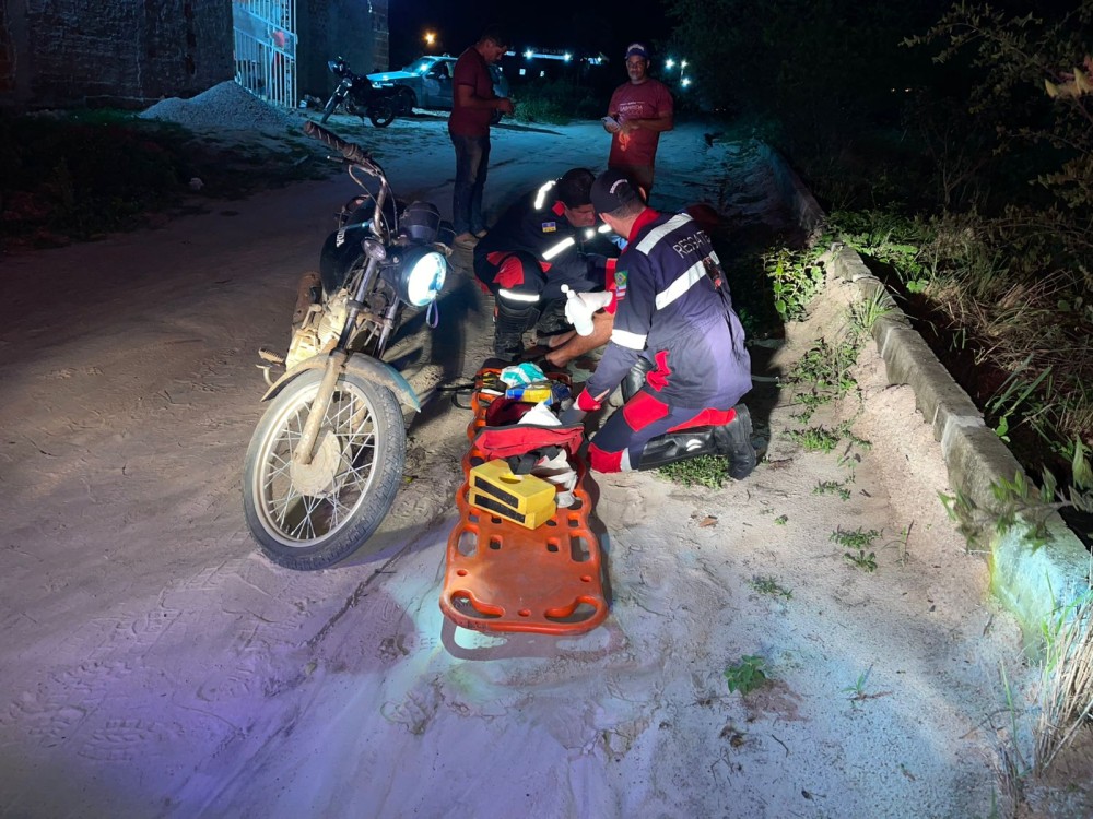 Coité: Homem perde dentes ao cair de moto e bater o rosto no chão no bairro Casas Populares