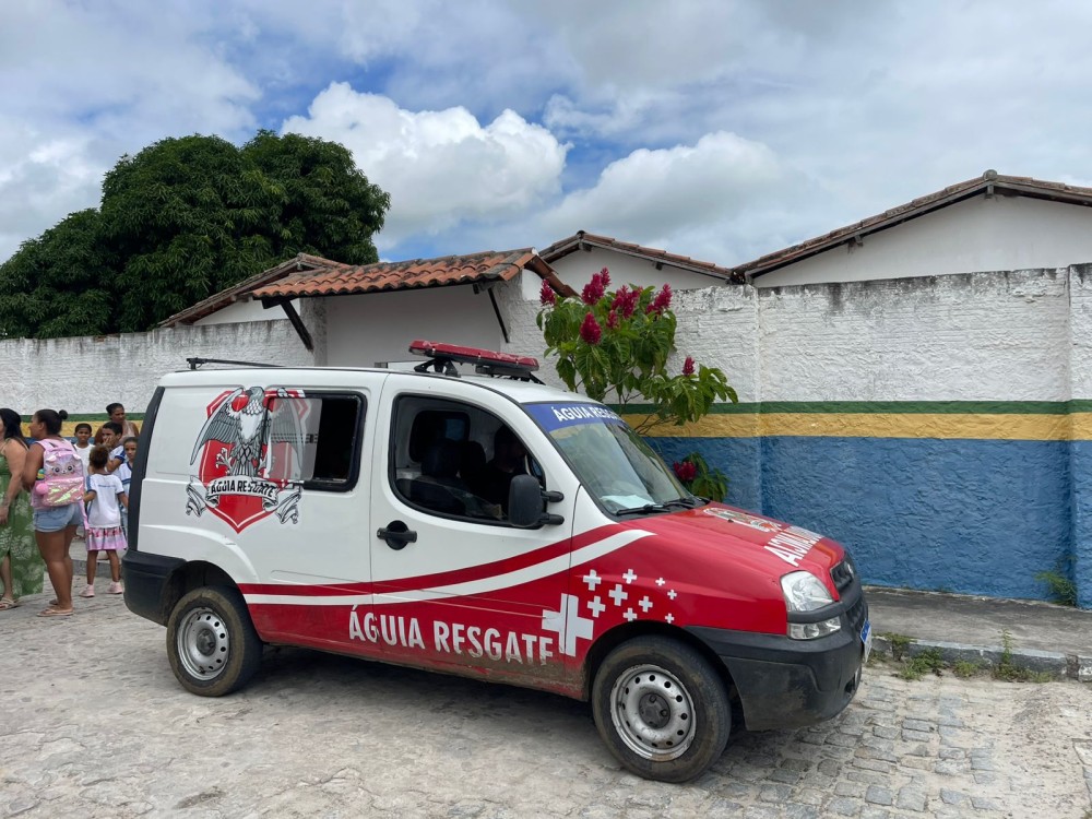 Menino de 10 anos sofre suspeita de fratura após cair de árvore ao sair da escola em Conceição do Coité
