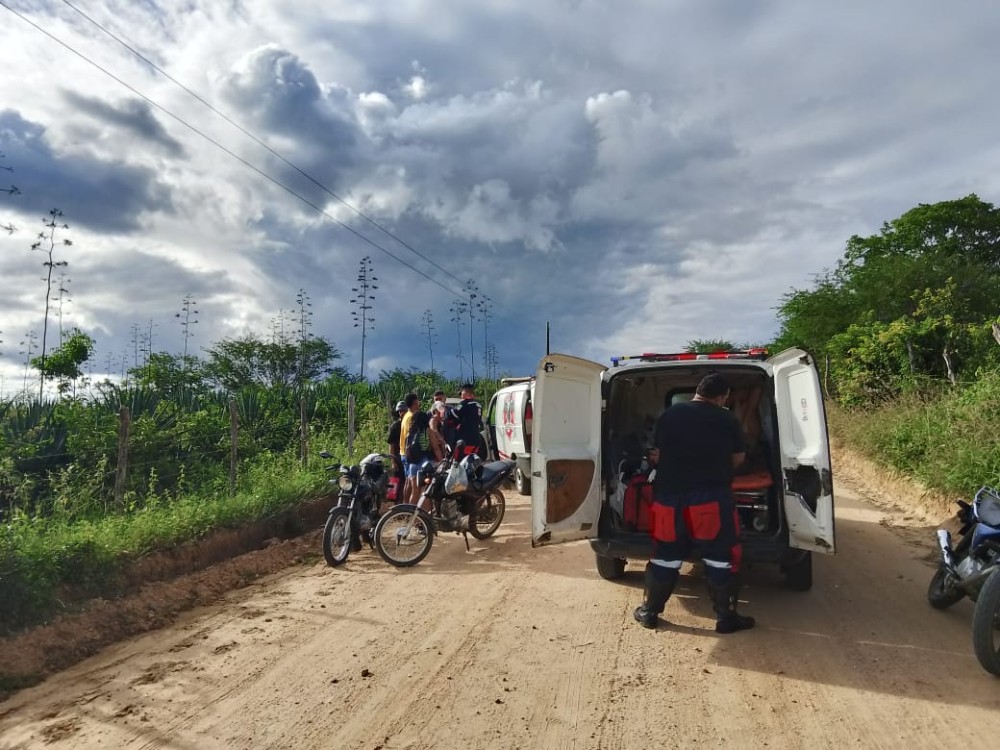 Dois jovens ficam feridos após queda de motocicletas ao passarem por lombada na estrada que liga Conceição do Coité ao povoado de Goiabeira