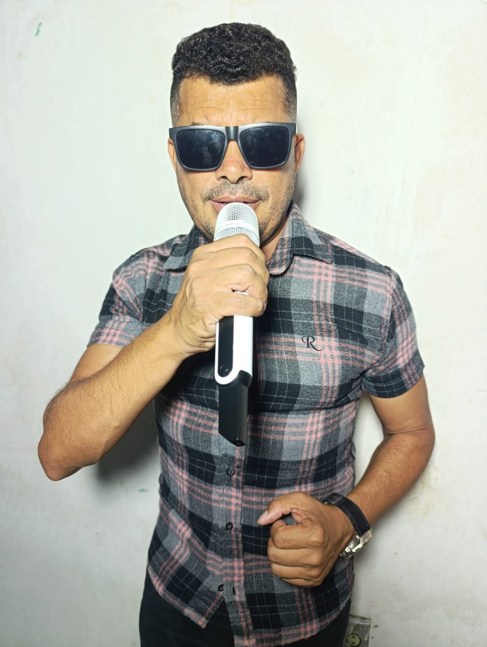 Coité: Com show no Espaço Surreal, cantor Naercio Cortez dá início aos festejos juninos