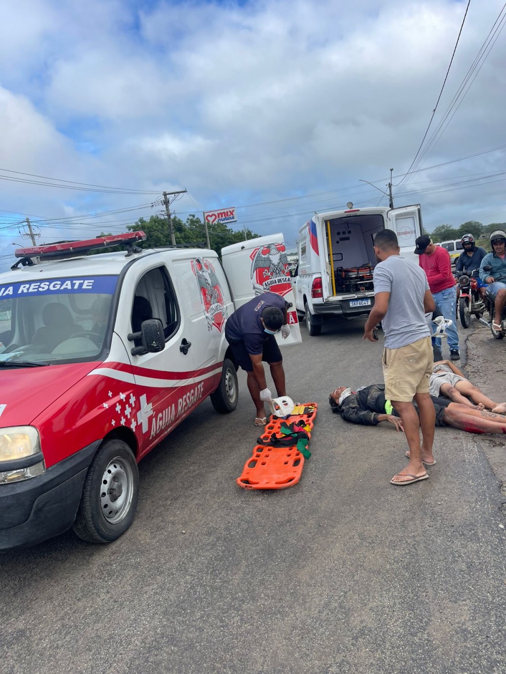 Jovens caem de moto ao evitar colisão com carro em Conceição do Coité