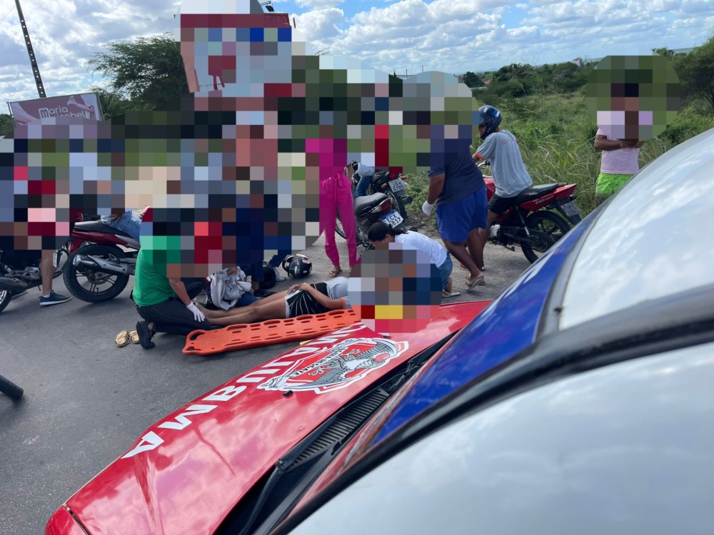 Casal fica ferido após colisão entre motos em Coité; passageira foi atropelada durante a queda