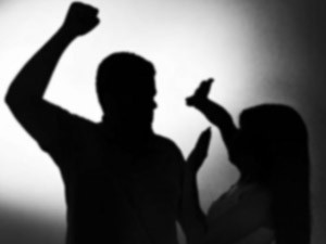 Jovem é agredida por homens e mulheres em praça de São Domingos