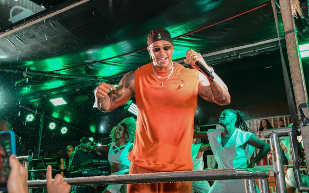 No terceiro dia, Léo Santana arrasta multidão e esquenta a Coité Folia 2025