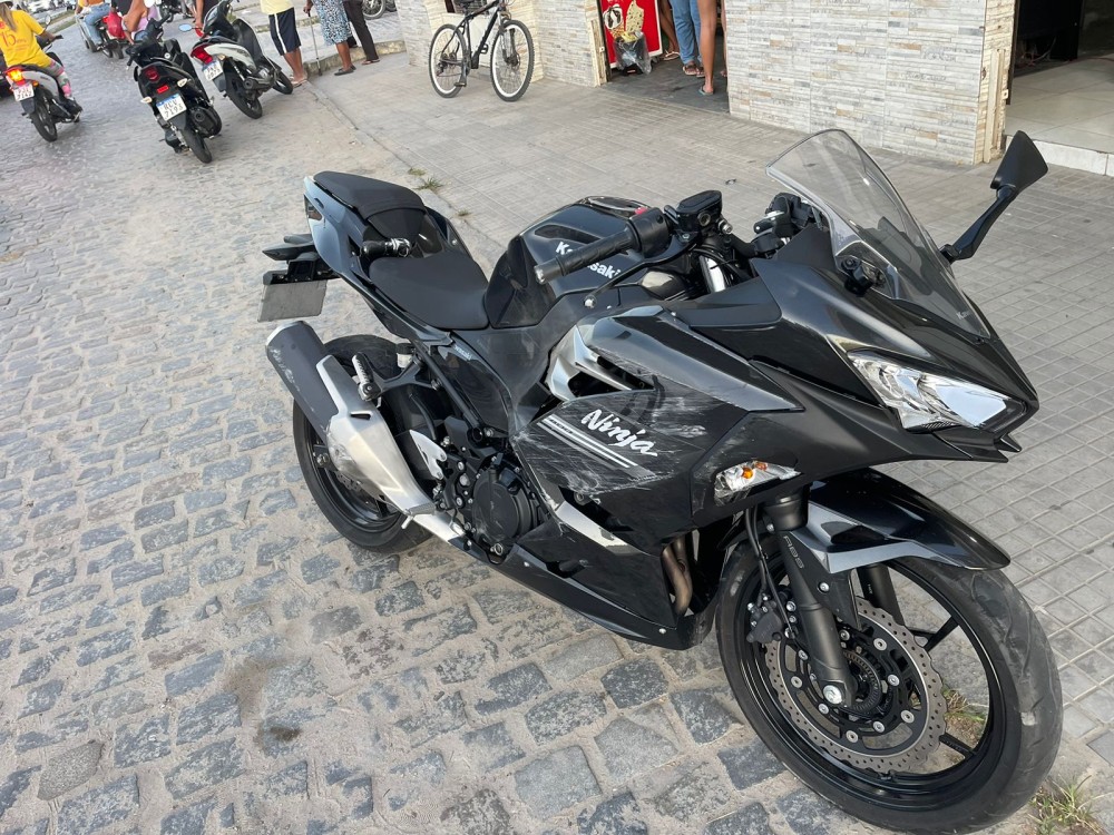 Jovem fica ferido após colisão entre carro e moto no bairro Fluminense em Conceição do Coité