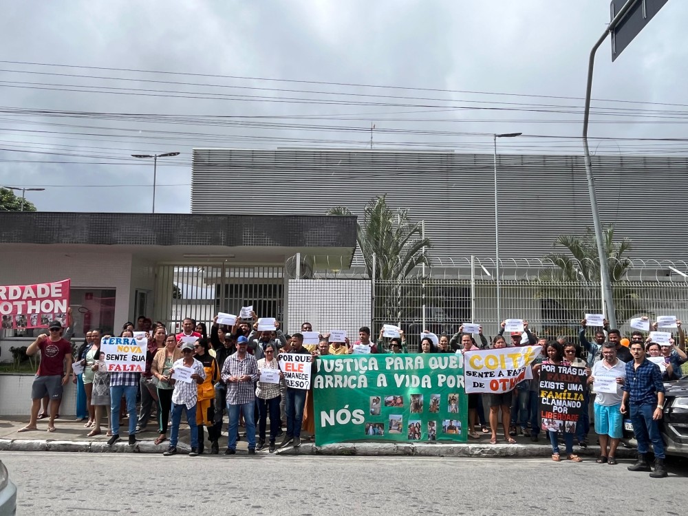 Familiares fazem manifestação em prol da liberdade de policial preso suspeito de morte de advogado em Coité; 