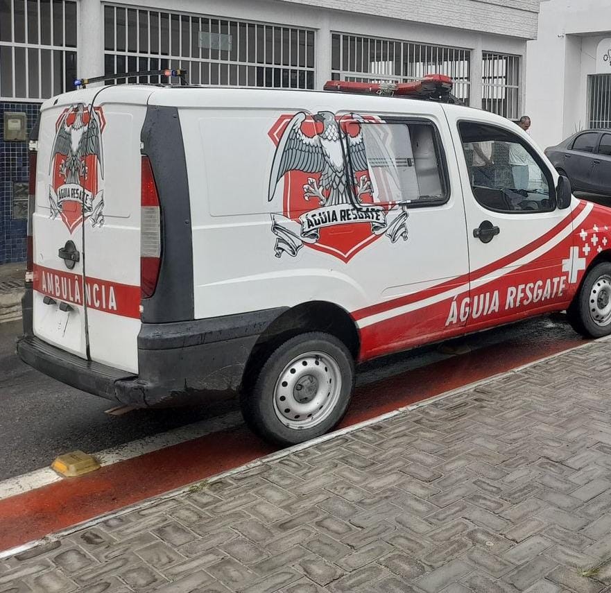 Motociclista fica ferida após colisão com carro na Avenida Senhora Santana em Conceição do Coité