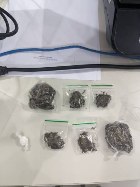 Homem é conduzido à delegacia por porte de drogas durante festa em Candeal