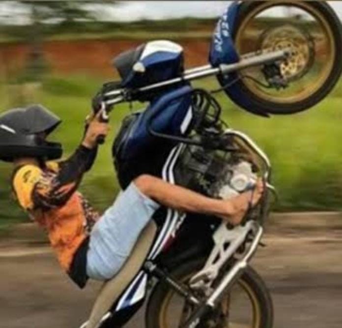 Adolescente de 15 anos é flagrado realizando manobras perigosas em moto sucata e veículo é apreendido em Conceição do Coité