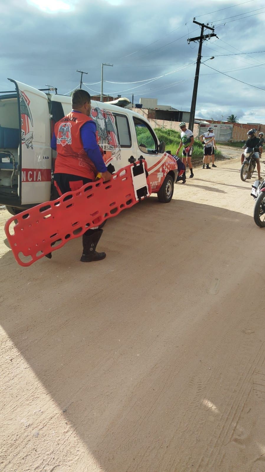 Coité: Homem é socorrido em estado grave após queda de moto; simulacro de arma é apreendido