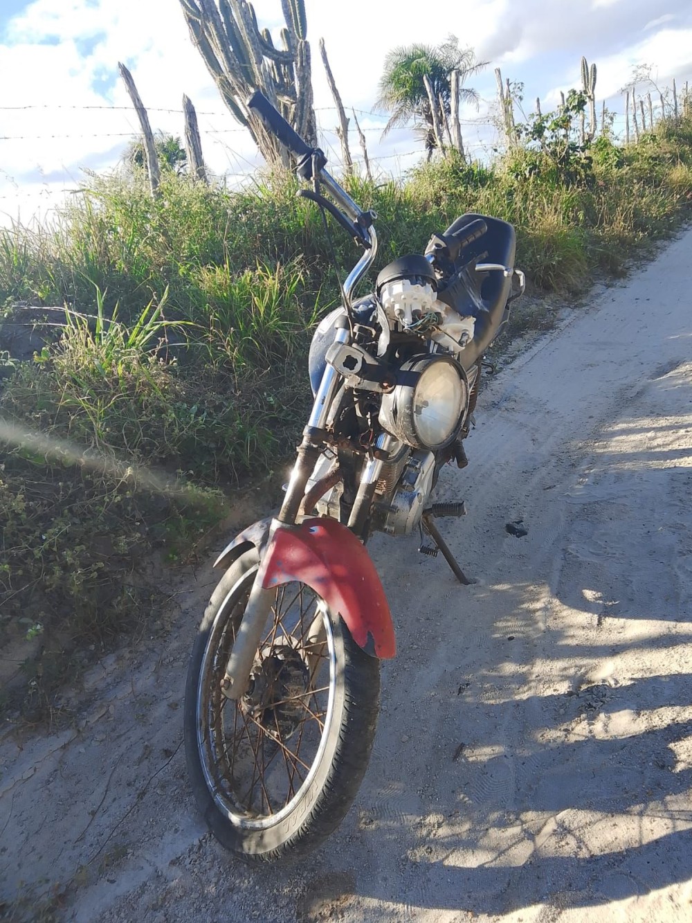 Homem perde dentes e sofre ferimentos em colisão de moto na zona rural de Conceição do Coité
