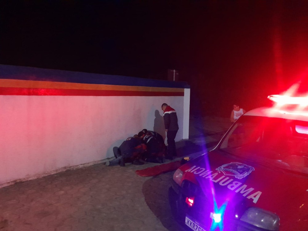 Jovem sofre suspeita de fraturas após acidente de moto em Conceição do Coité