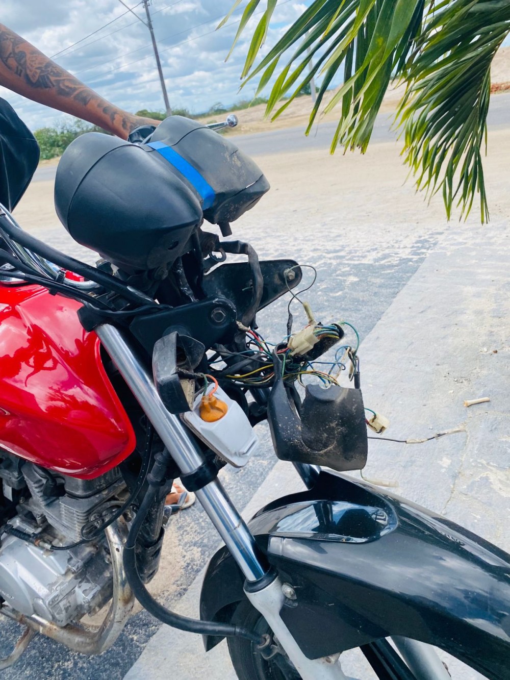 Jovem é atingido por moto em conversão irregular na BA-120 em Conceição do Coité