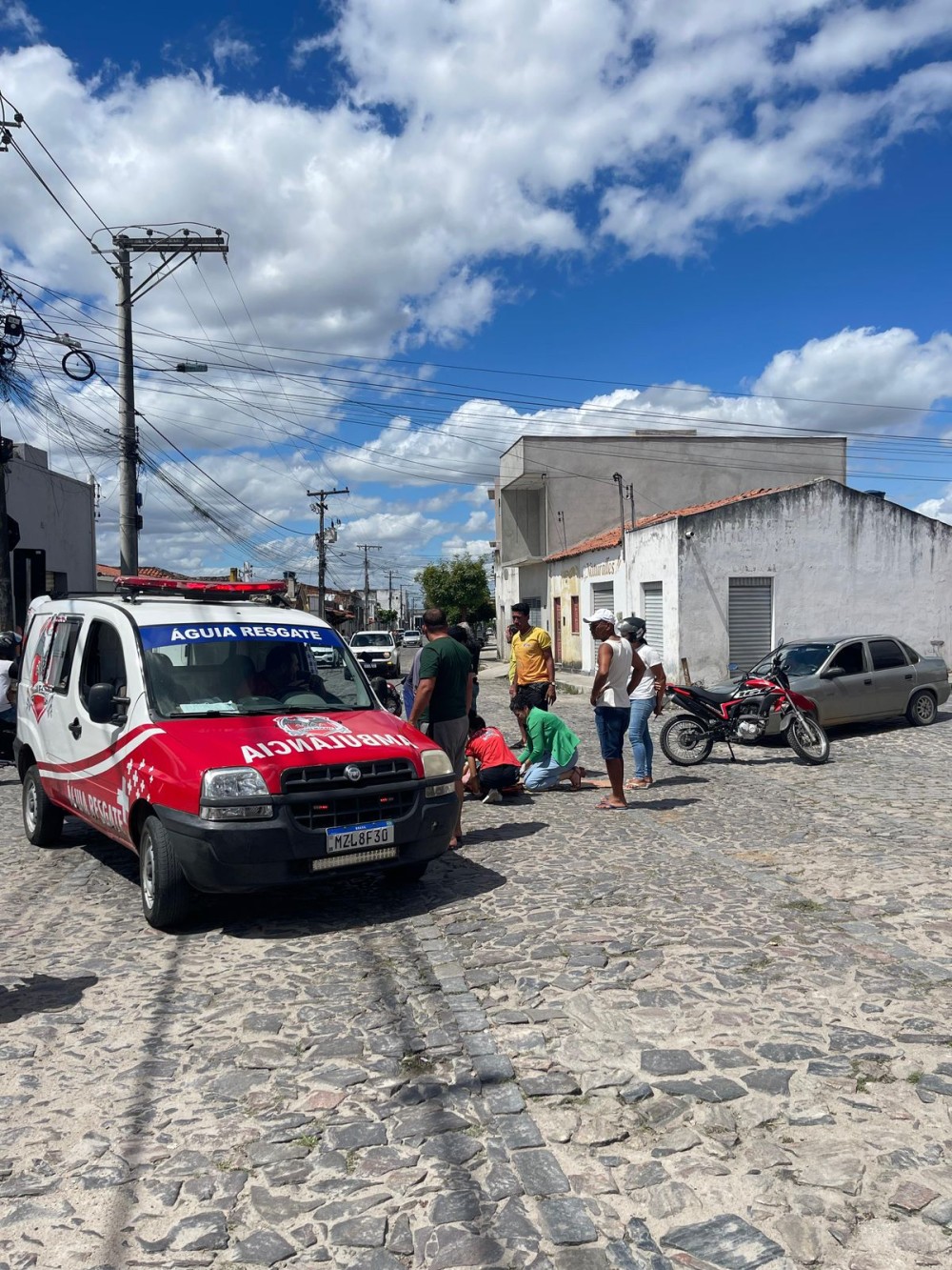 Jovem fica ferida após colisão entre moto e carro em Conceição do Coité