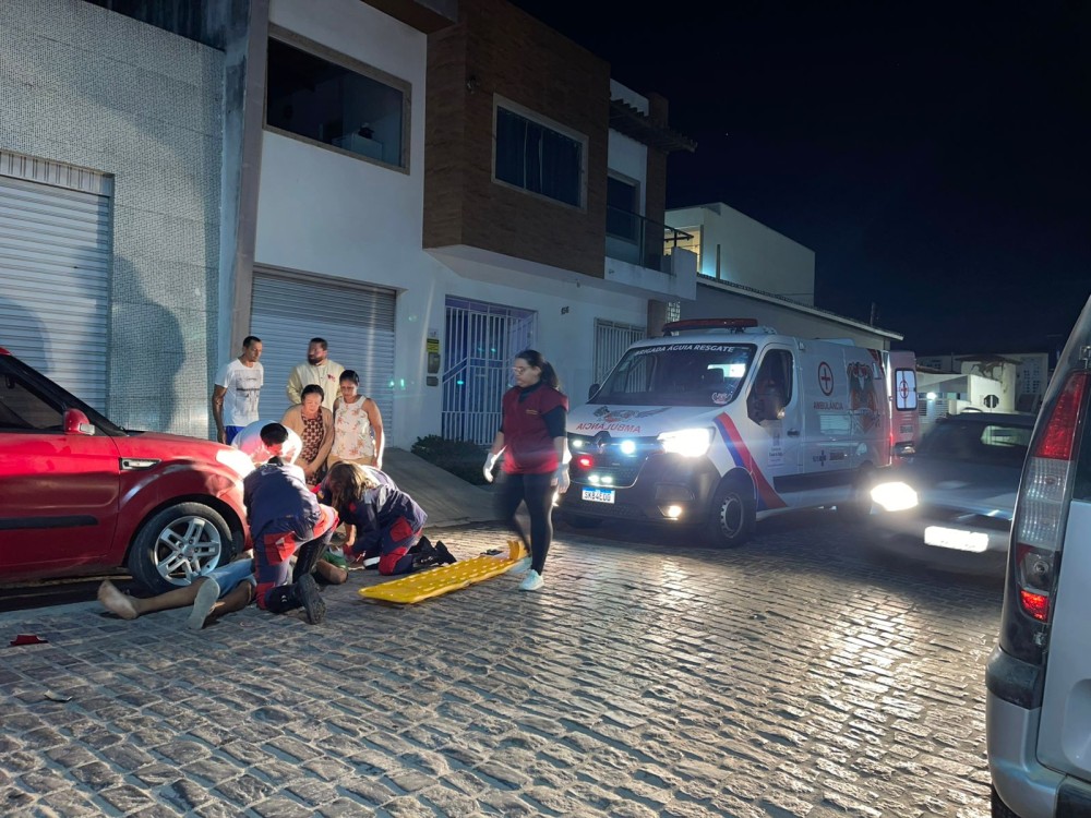 Câmera de segurança registra colisão entre moto e carro no centro de Conceição do Coité; homem ficou ferido