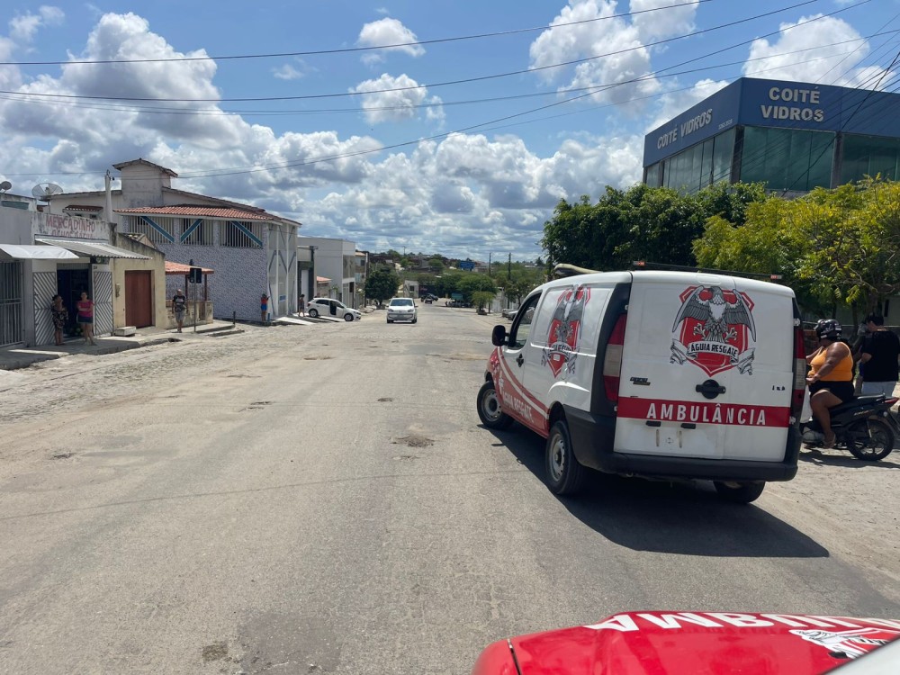 Mulher fica ferida em colisão entre moto e carro em Coité